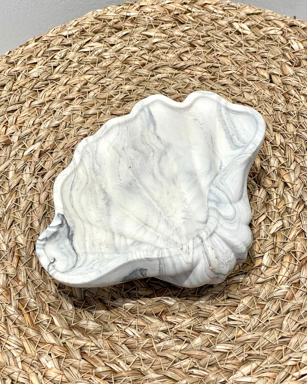 Large Amy seashell - Gray marble