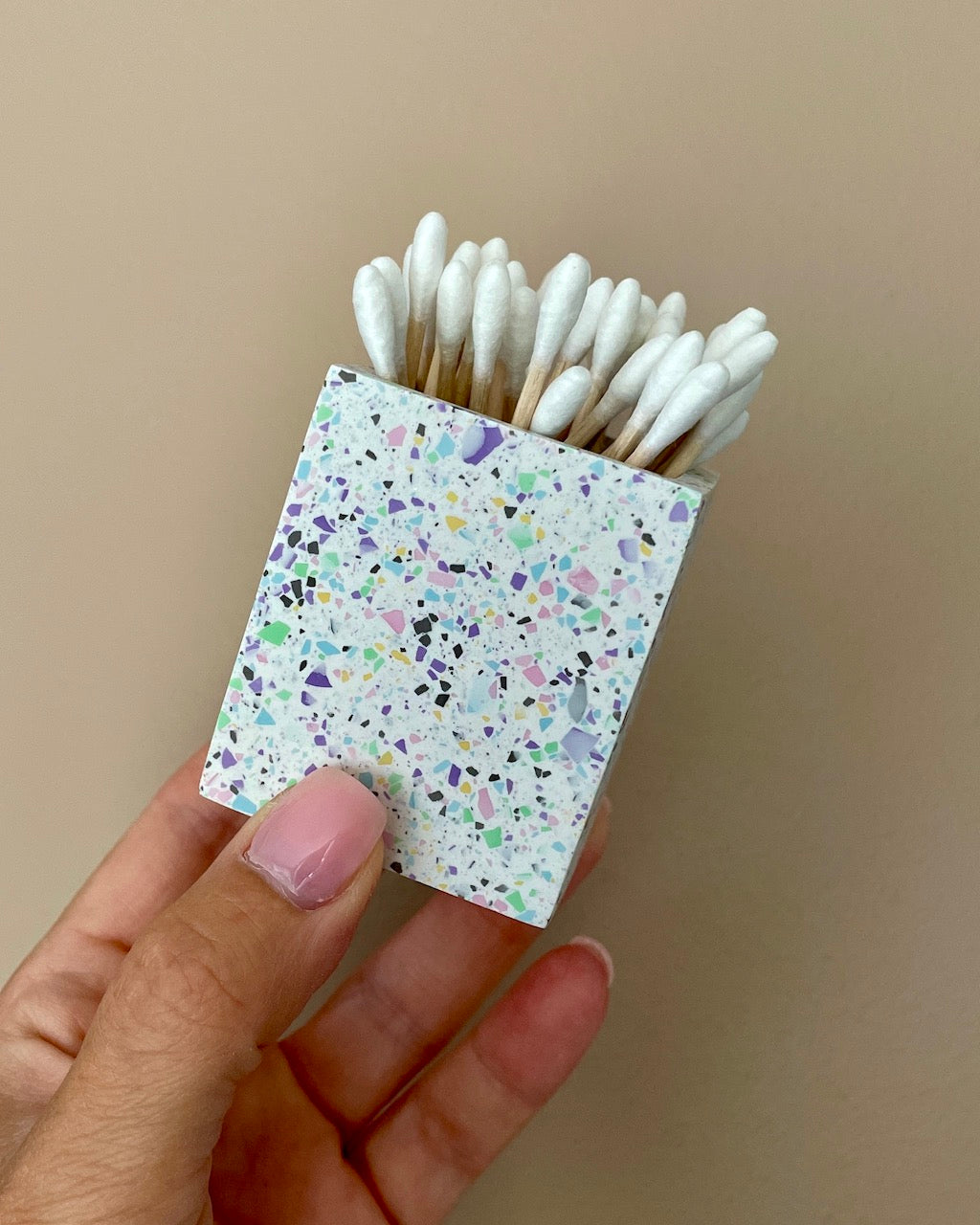 Beholder med pastel terrazzo