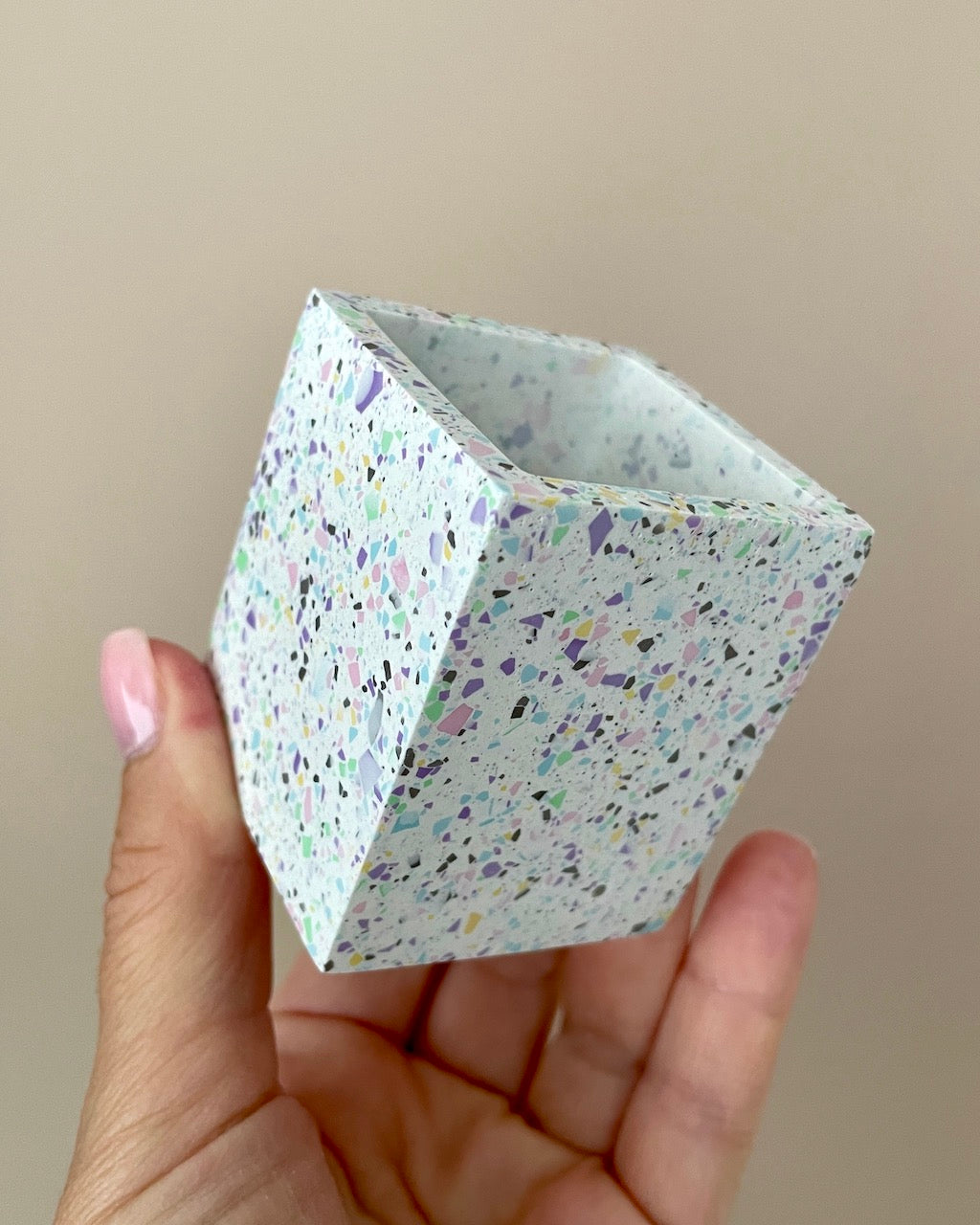 Beholder med pastel terrazzo