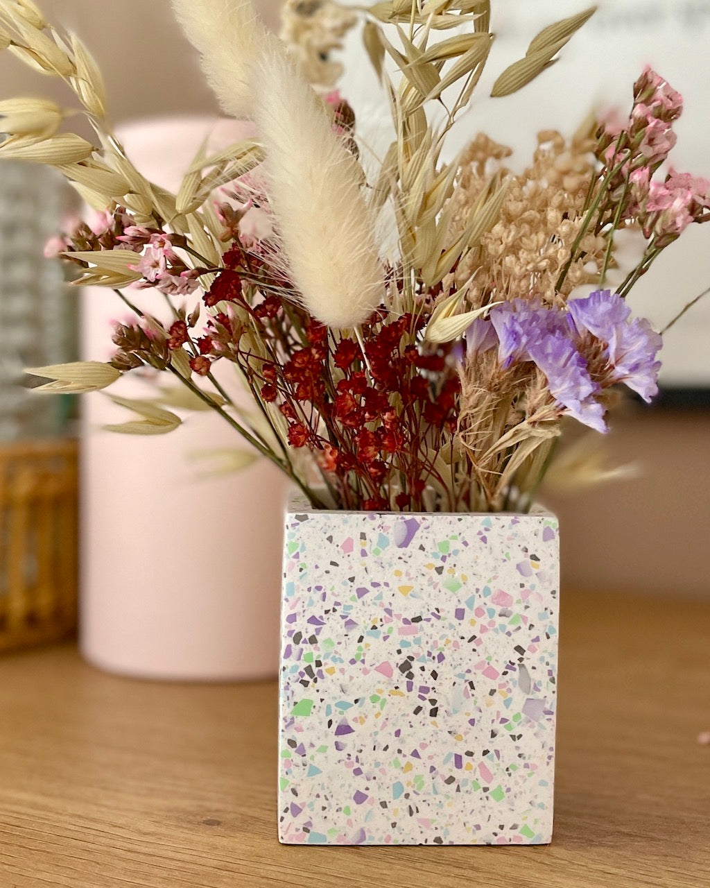 Beholder med pastel terrazzo