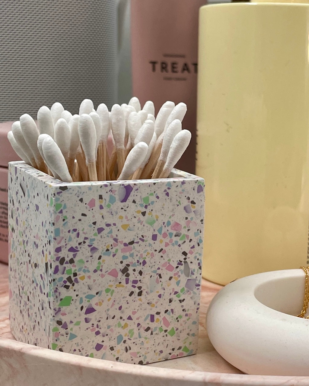 Beholder med pastel terrazzo