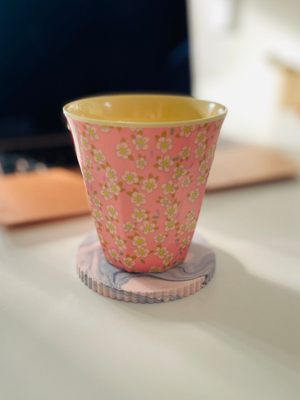 Rund bordskåner i pastel farver – Vist med glas