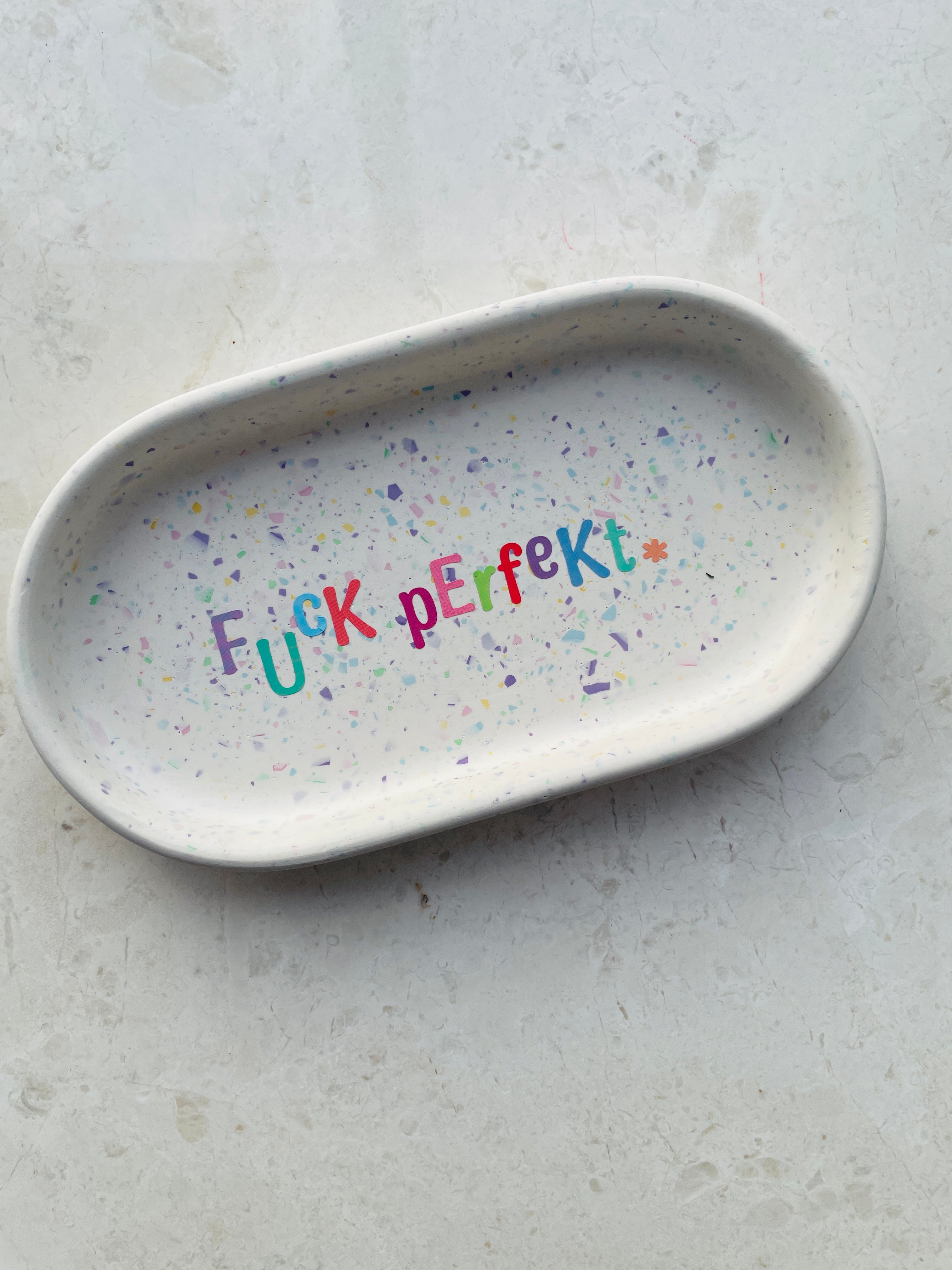 Sia - Med pastel terrazzo og tekst