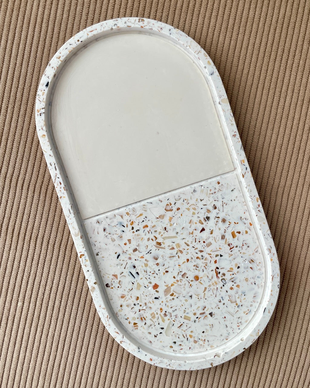 Oval bakke - Duo hvid med muslingeskaller