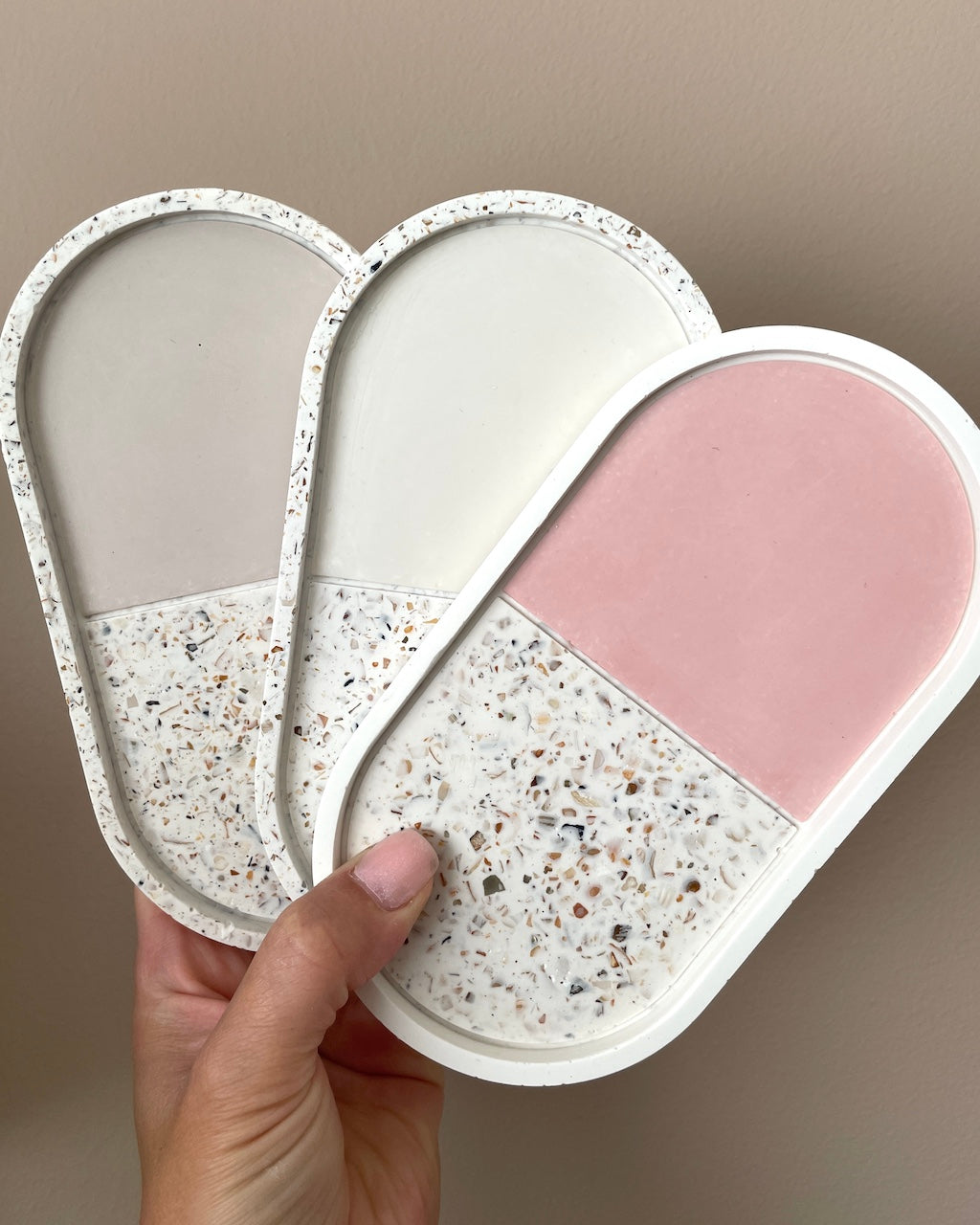 Oval bakke - Duo beige med muslingeskaller