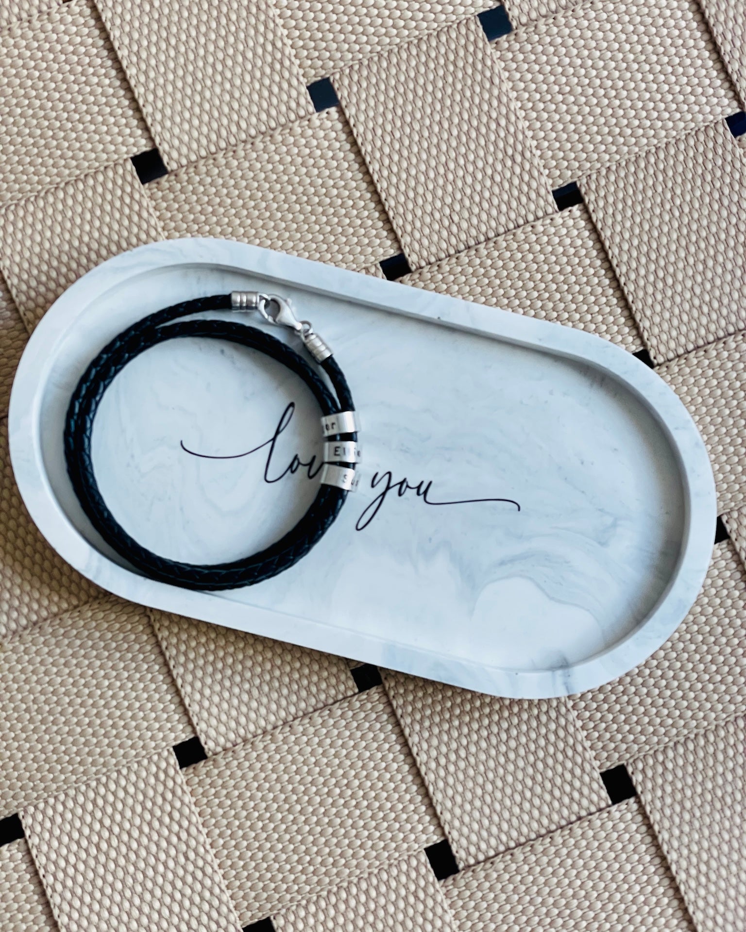 Bakke - Grå marmor med tekst