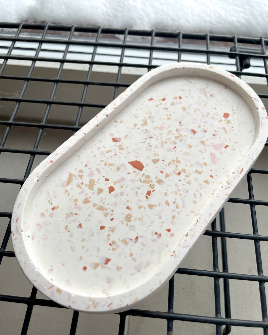 Klassisk bakke - Hvid med terrazzo