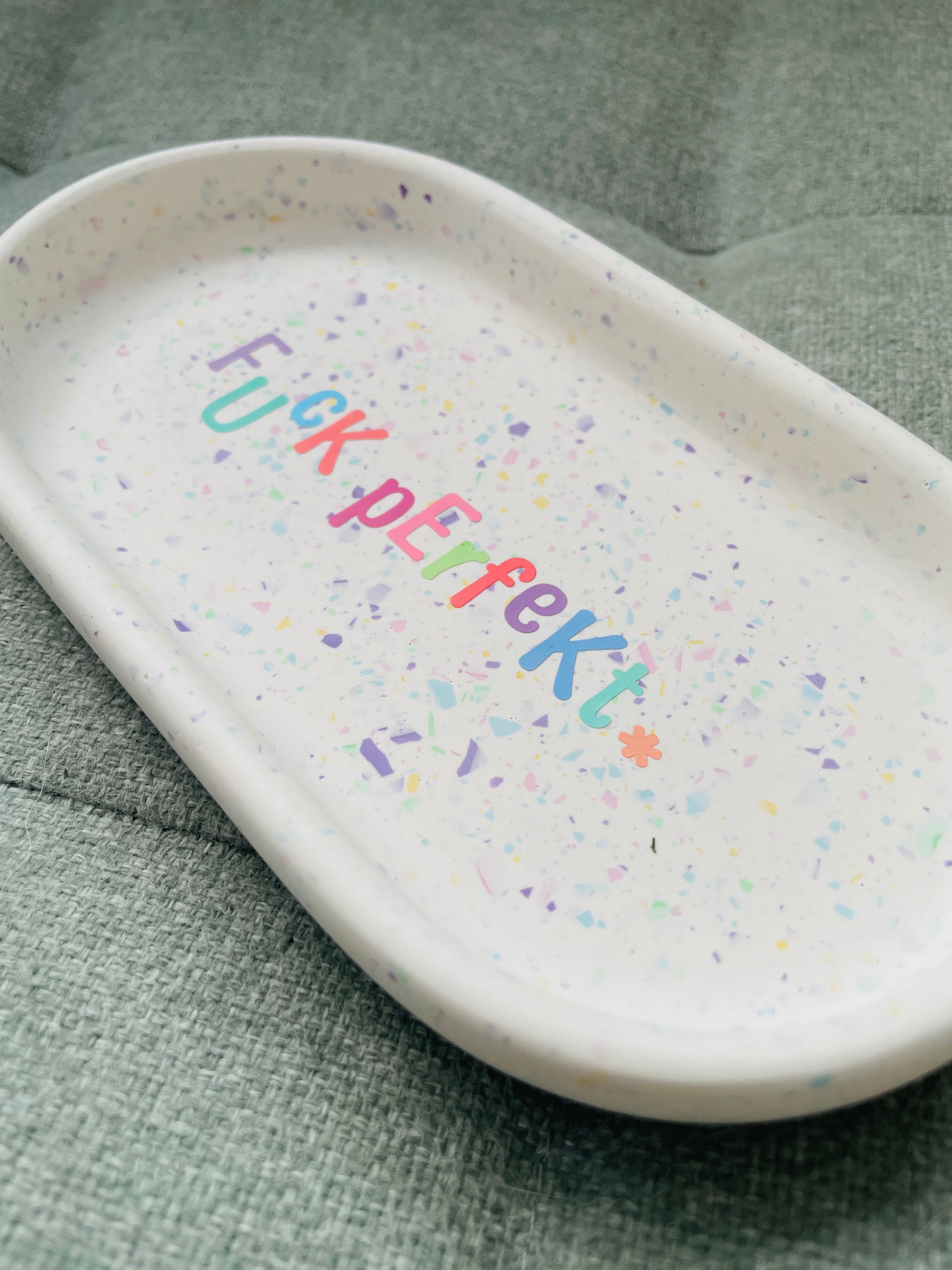 Sia - Med pastel terrazzo og tekst