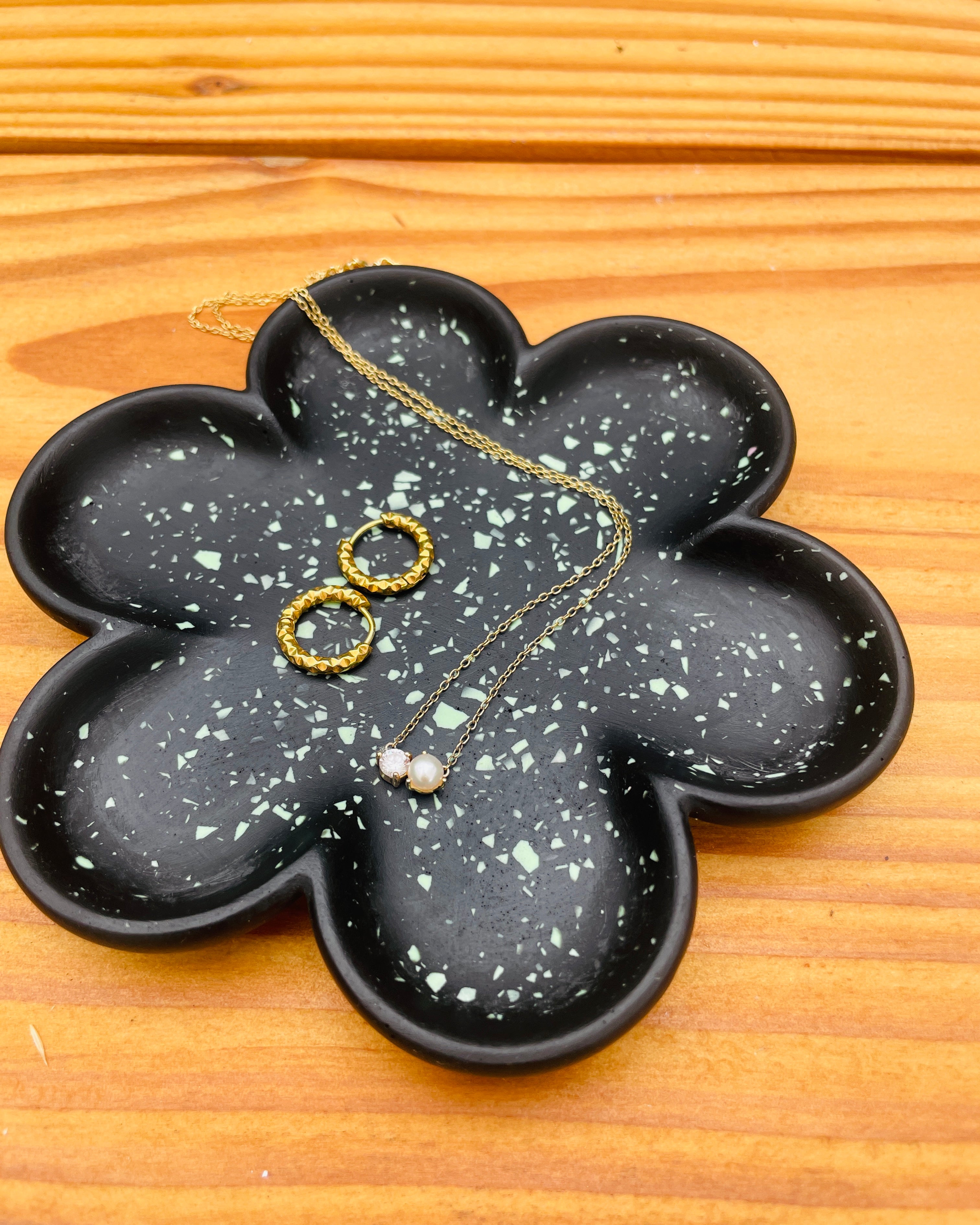 Blossom bakke - Sort med terrazzo