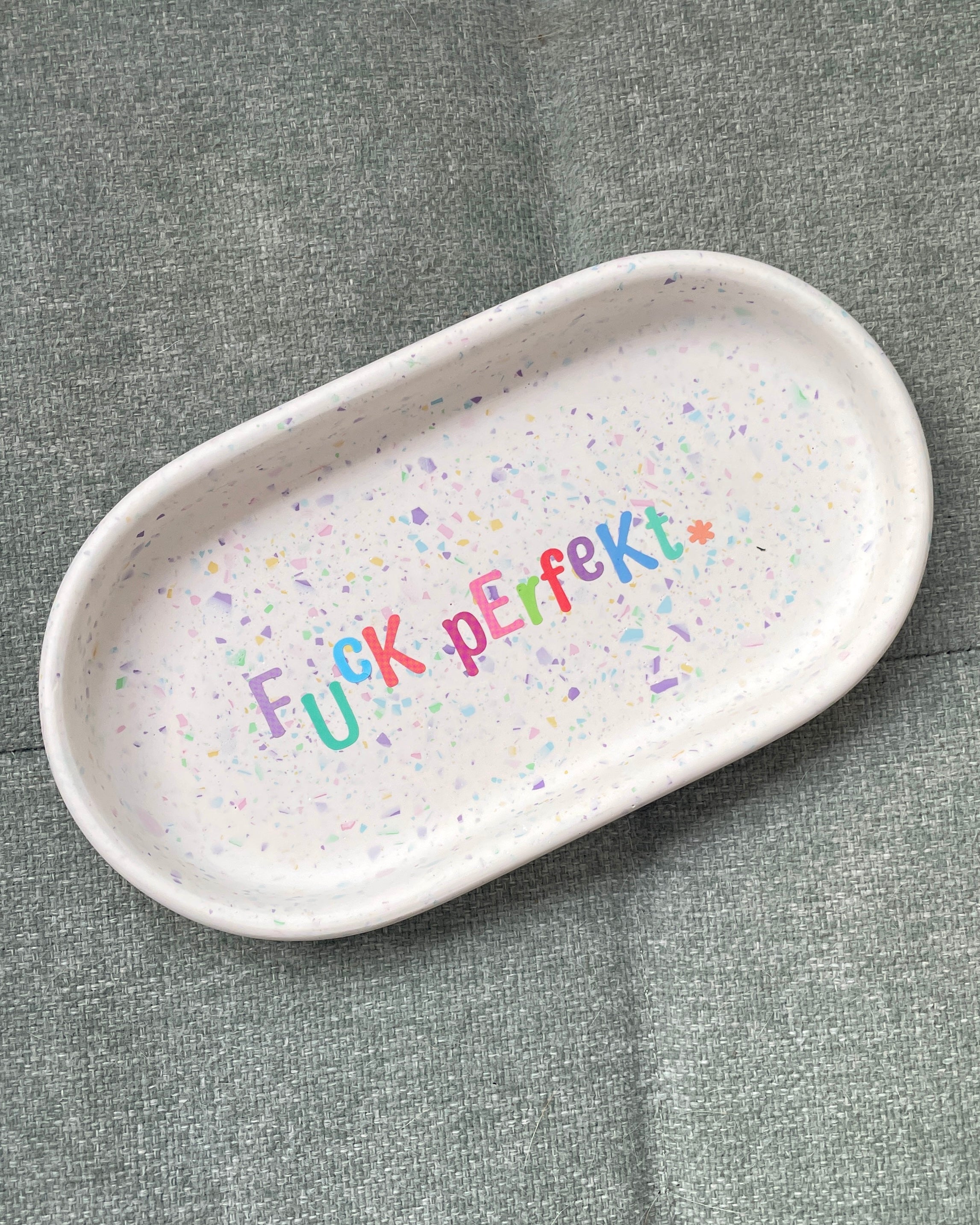 Sia - Med pastel terrazzo og tekst