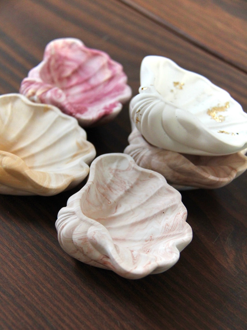 Amy Seashell - White with Gold 