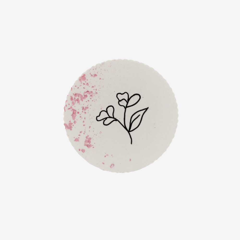 Håndlavet bordskåner med håndtegnet blomster motiv – perfekt til glas og kaffekopper