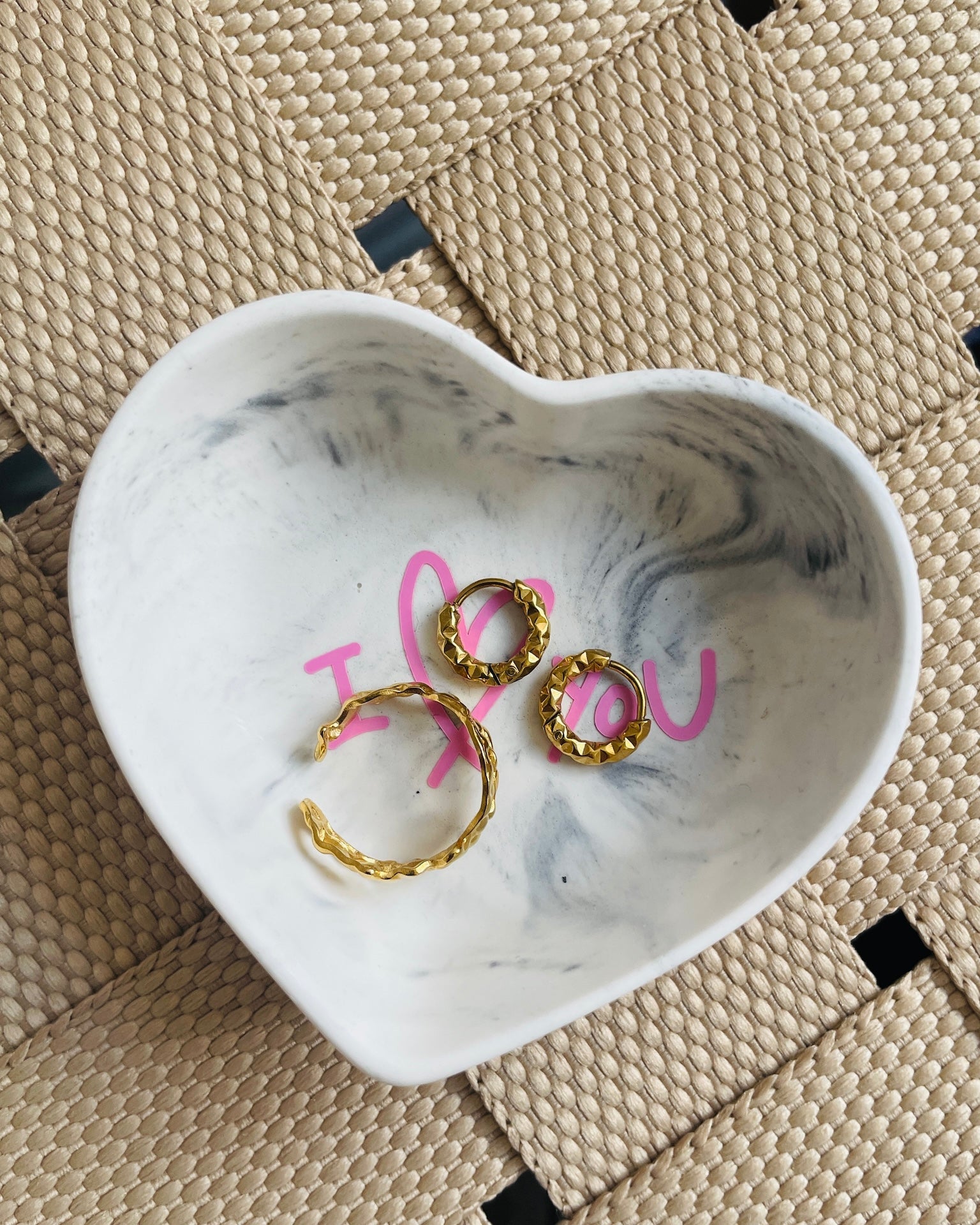 Klassisk dekorativ bricka i grå marmor