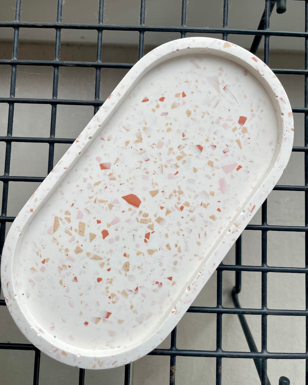 Klassisk bakke - Hvid med terrazzo