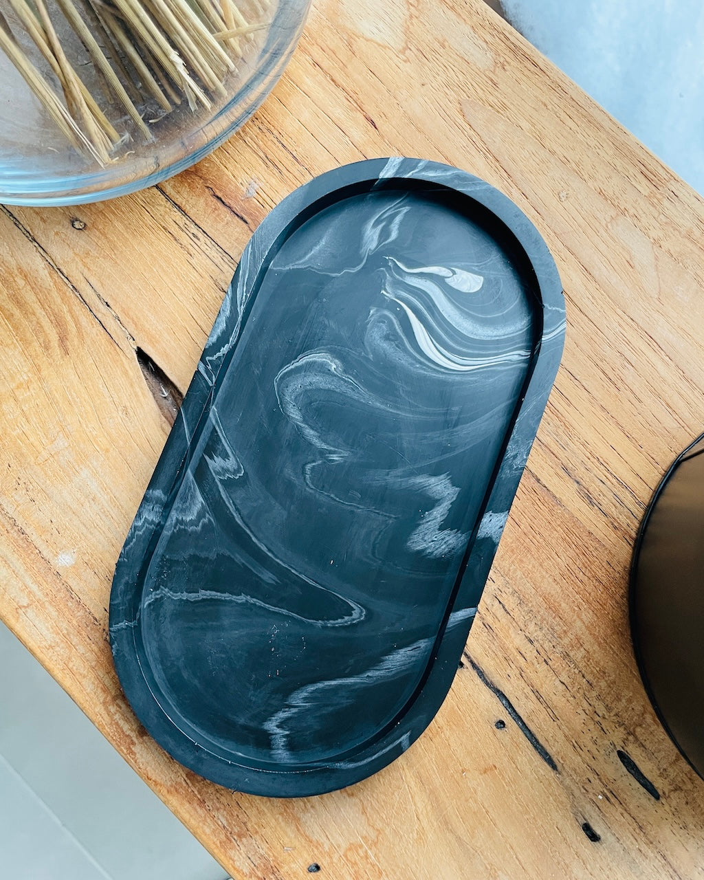 Klassisk bakke - Sort med hvid marmor