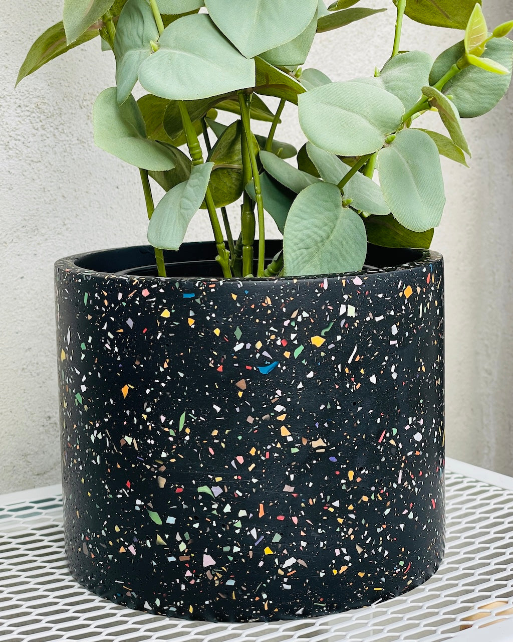 Potteskjuler - Sort med terrazzo