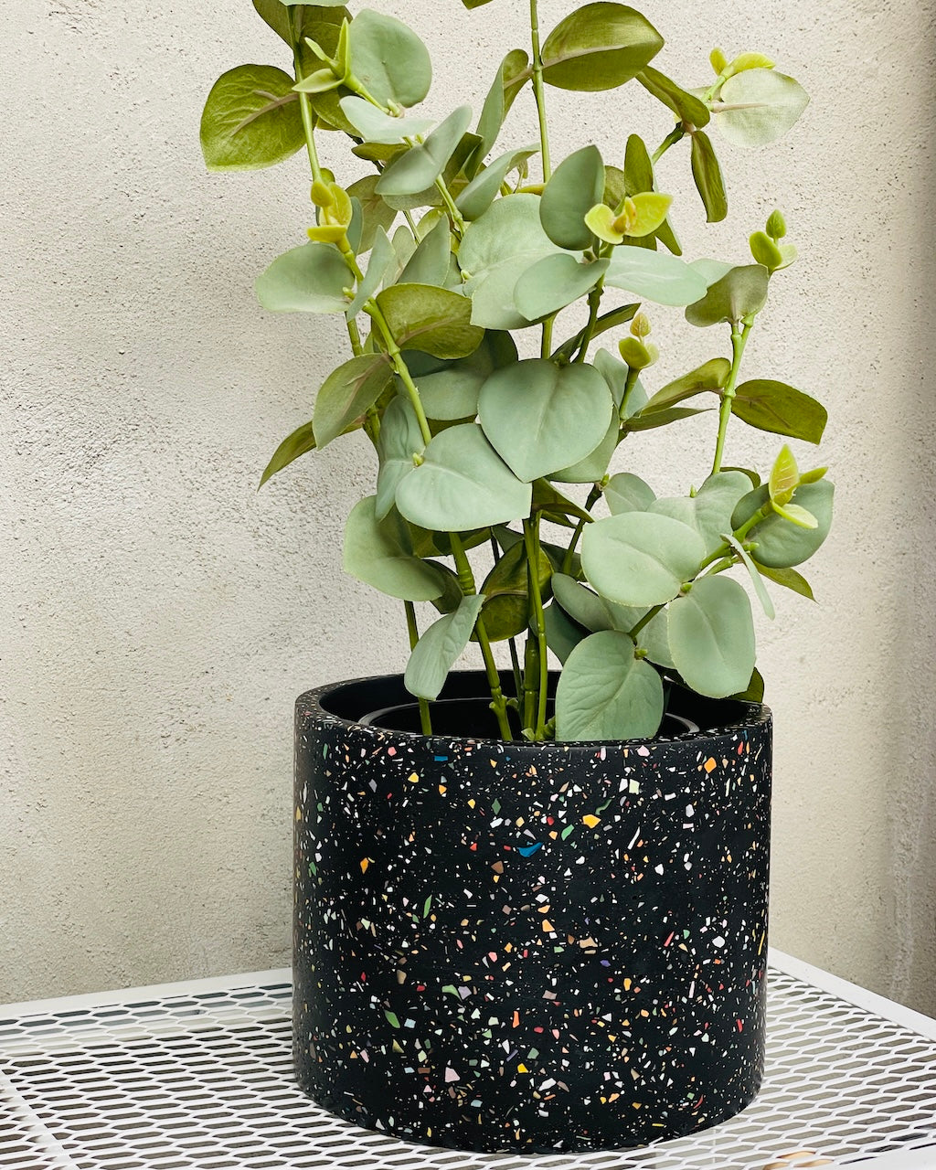 Potteskjuler - Sort med terrazzo
