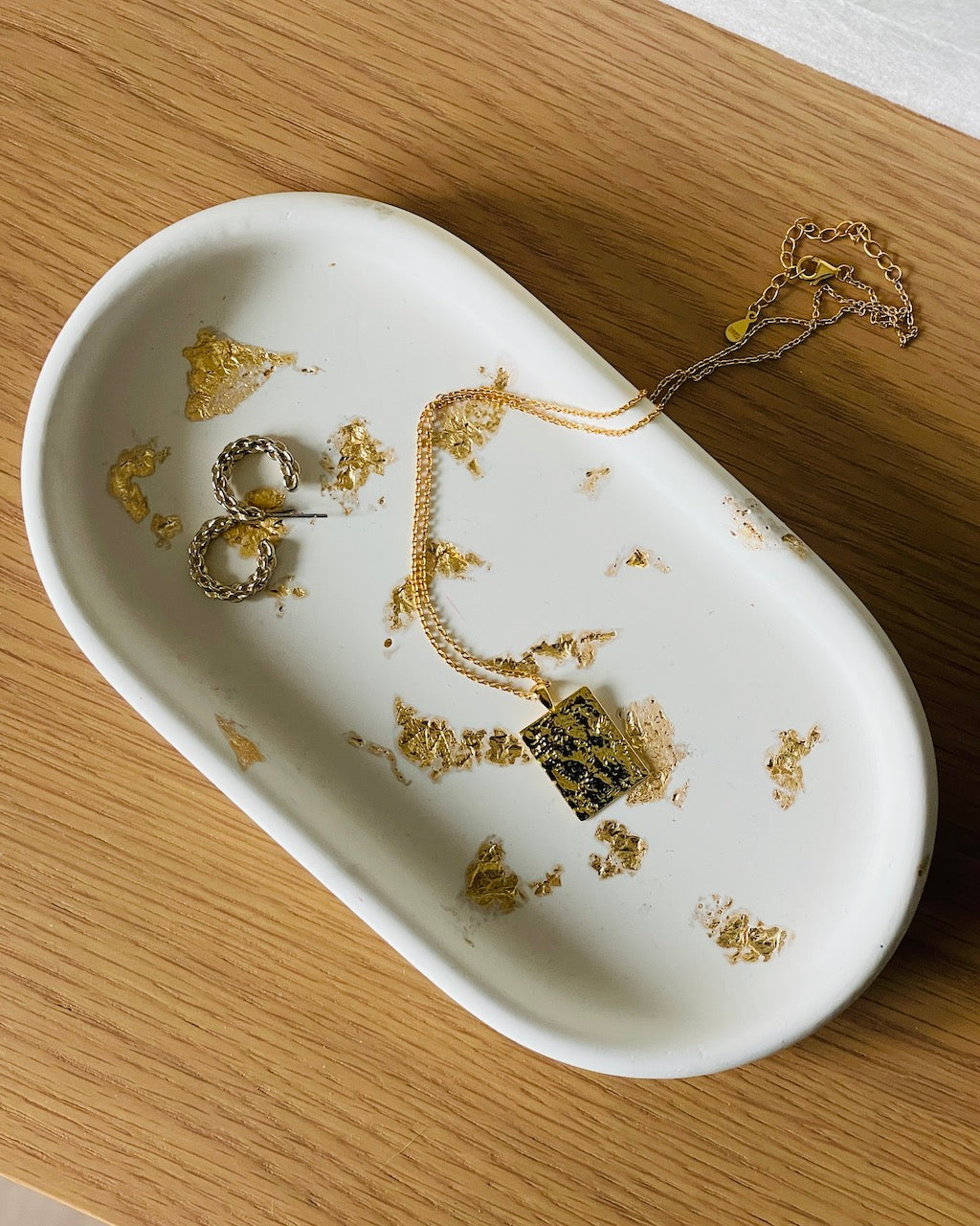 Dekorationsbakke - Hvid med guld
