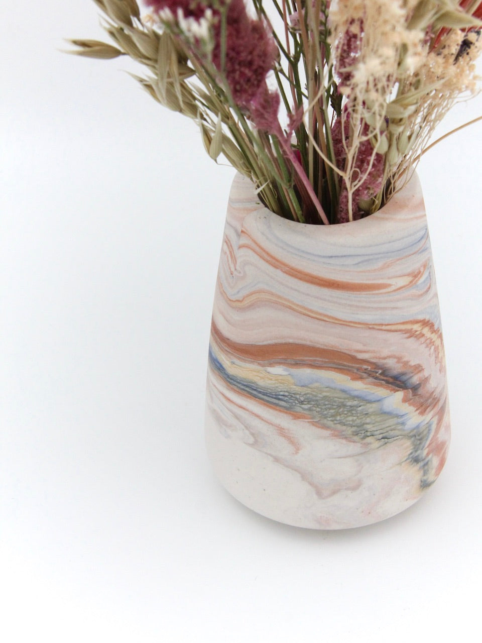 Vase with bouquet - Rust marble