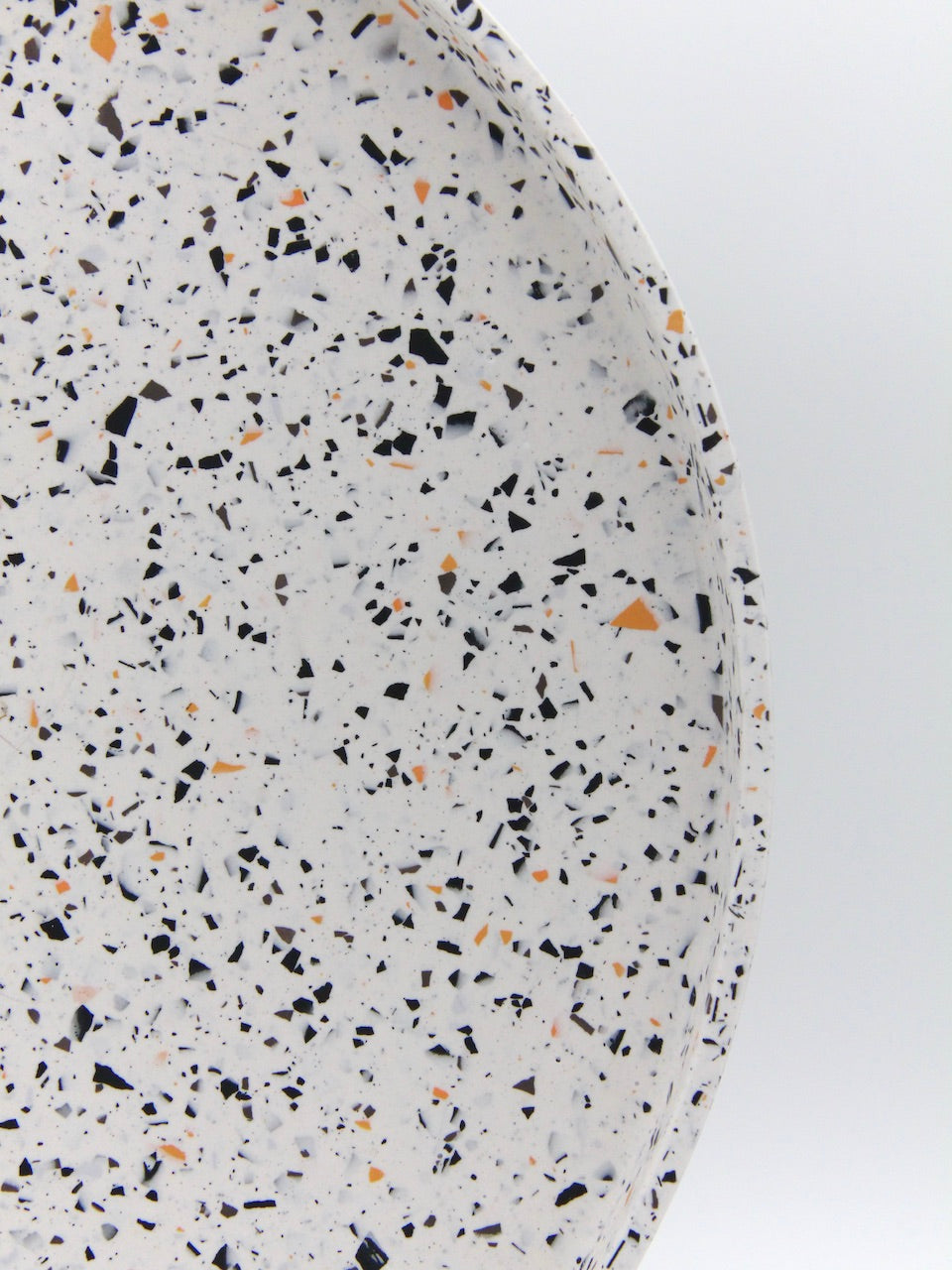 Stor rund bricka - Rustik terrazzo