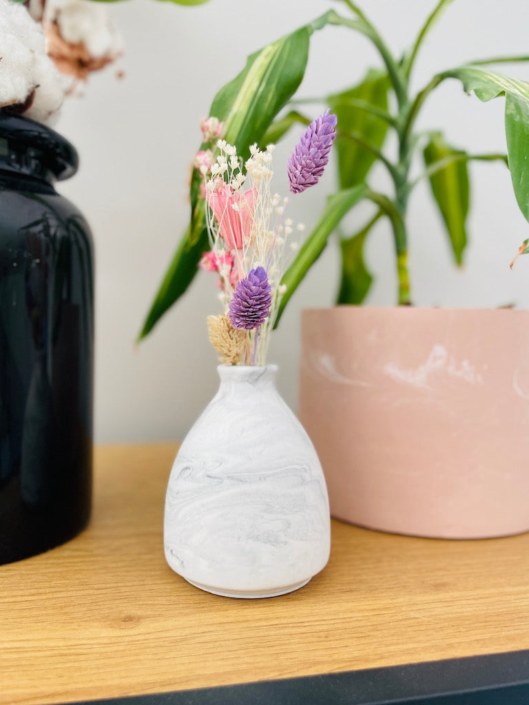 Lille vase - Grå marmor med buket